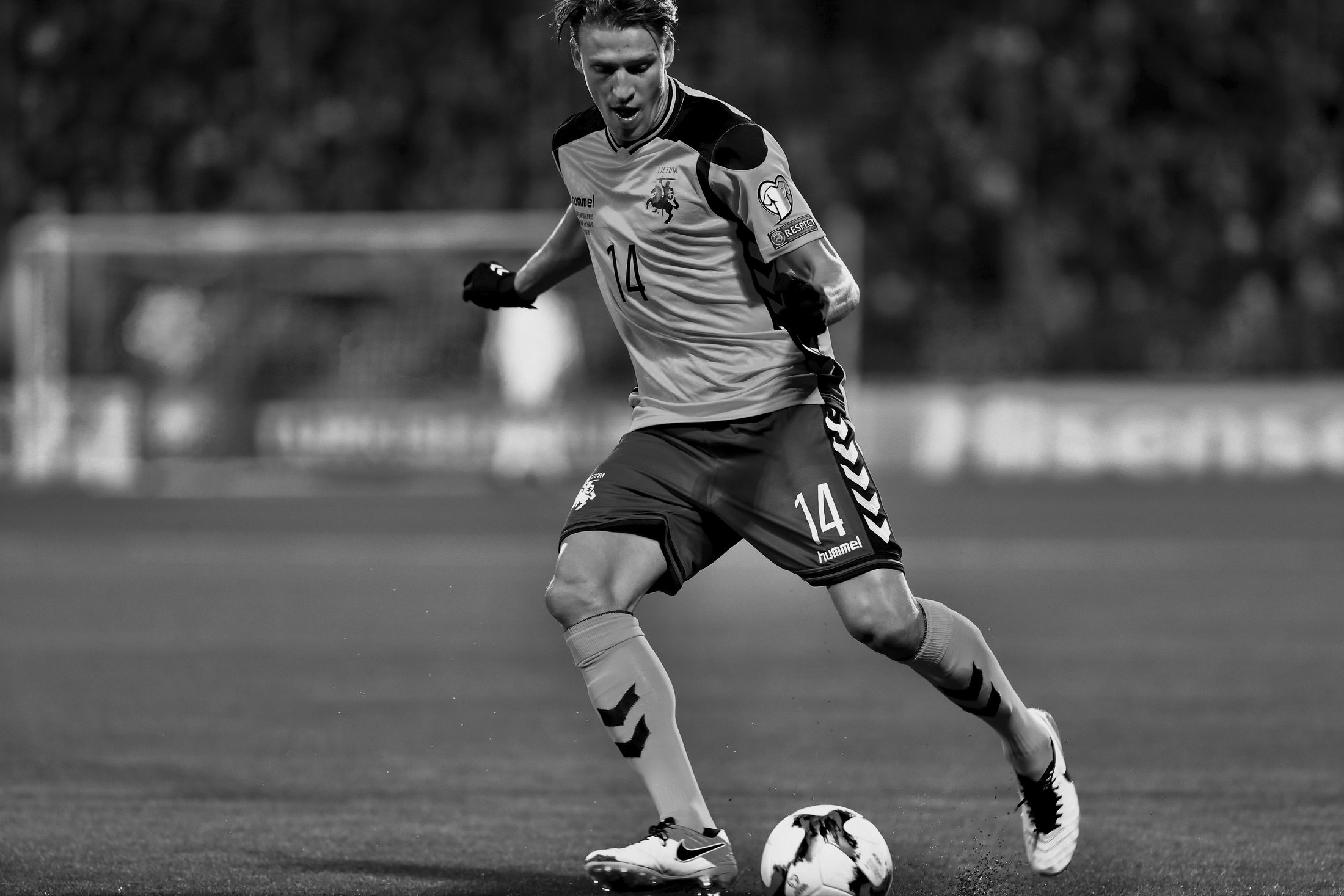 Lietuvos nacionalinės futbolo rinktinės žaidėjas valdo kamuolį